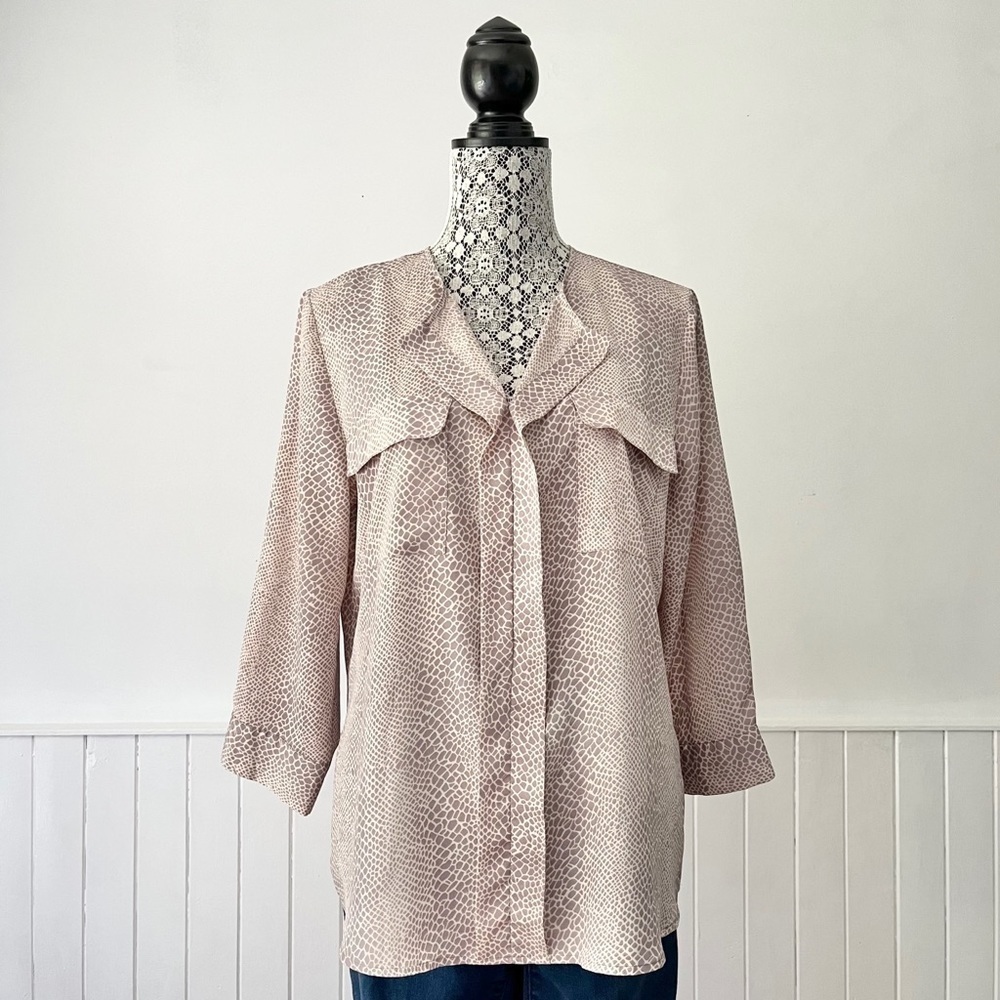 Violet & Claire Pastel Snake Print Split Neck 3/4 Sleeve High Low Blouse Size L